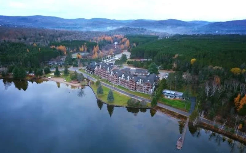 Le Grand Lodge on Lac Ouimet, 5.5 km from the ski-in ski-out hotels of Mont-Tremblant, Quebec