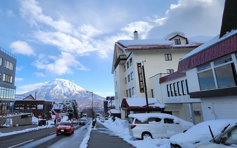 Yumoto Niseko Prince Hotel Hirafutei halfway up Hirafu-zaka in Middle Hirafu, near-slopeside lodging in Niseko